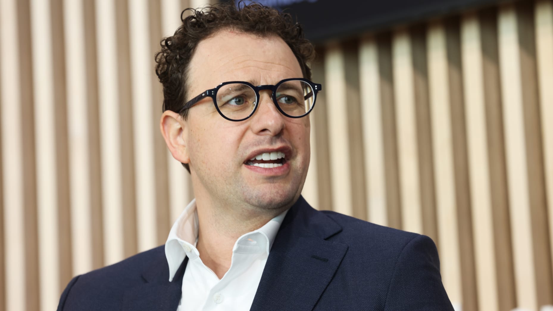 Dario Amodei, đồng sáng lập kiêm CEO của Anthropic, tại Bloomberg House trong khuôn khổ Diễn đàn Kinh tế Thế giới (WEF) ở Davos, Thuỵ Sĩ, thứ Ba ngày 20/01/2026.