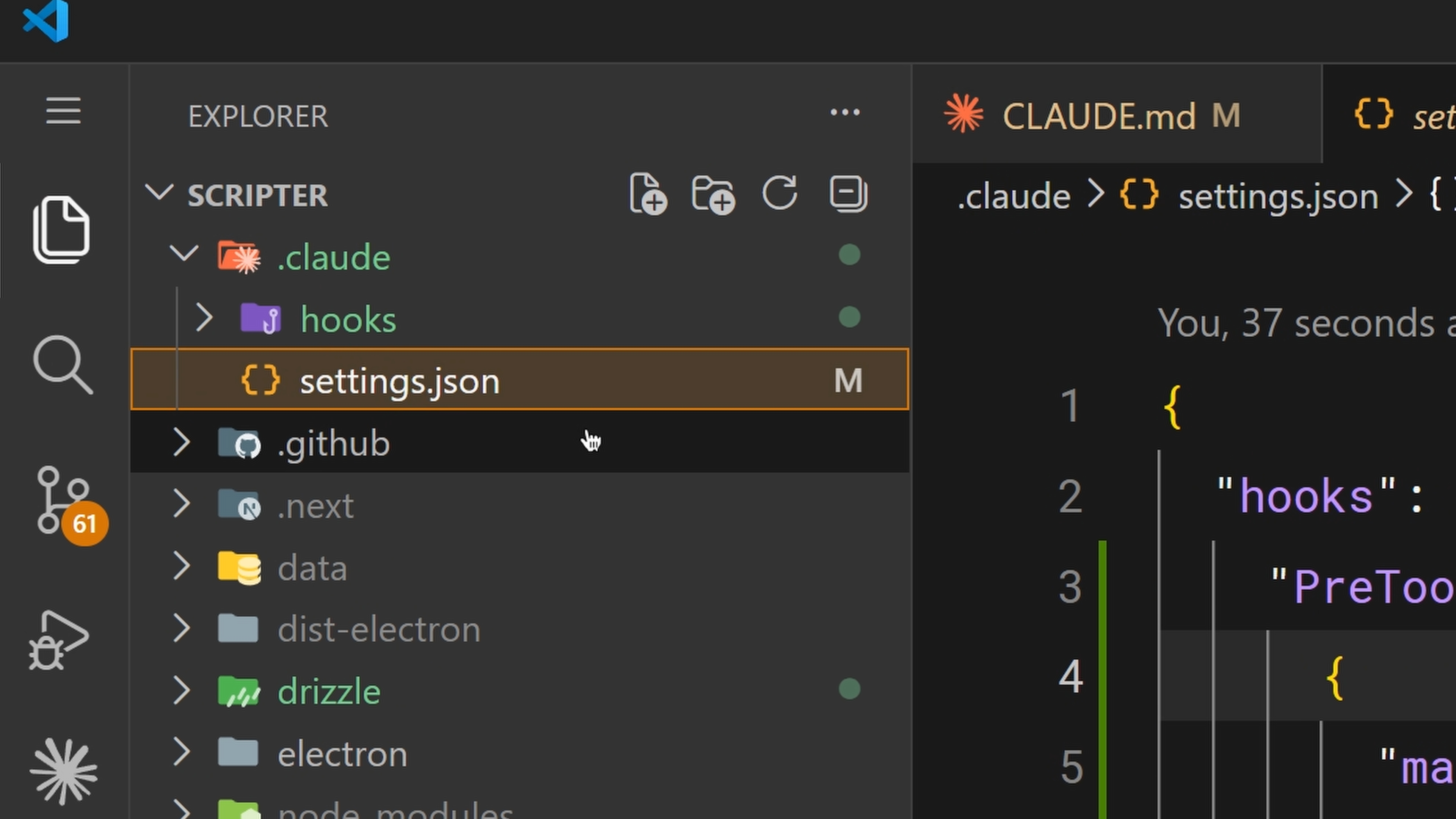 File settings.json bên trong thư mục .claude với cấu hình hooks